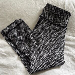 Lululemon Cropped Black and White Patterned Leggings 21” inseam